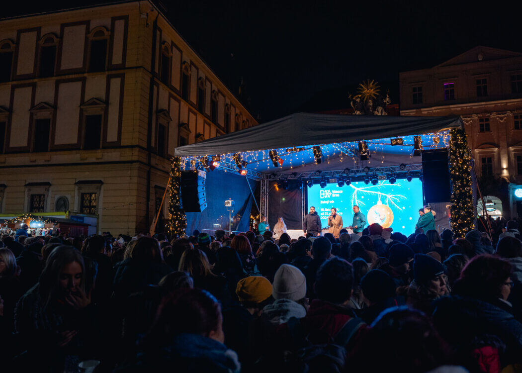 Vánoční trhy potrvají do konce roku. Otevřené budou stánky, atrakce i zimní kino